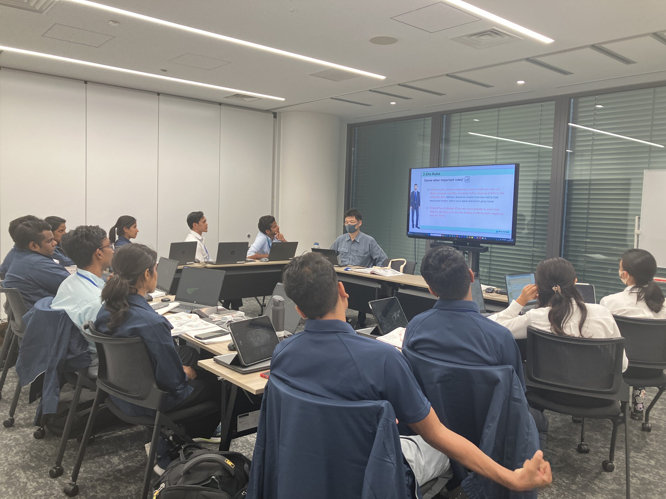 外国人技術者向けに、PIP-Makerで作成した研修動画を視聴している様子。