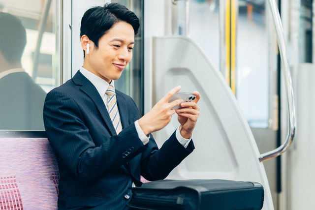 スマートフォンでスキマ時間に短い研修動画を視聴する様子